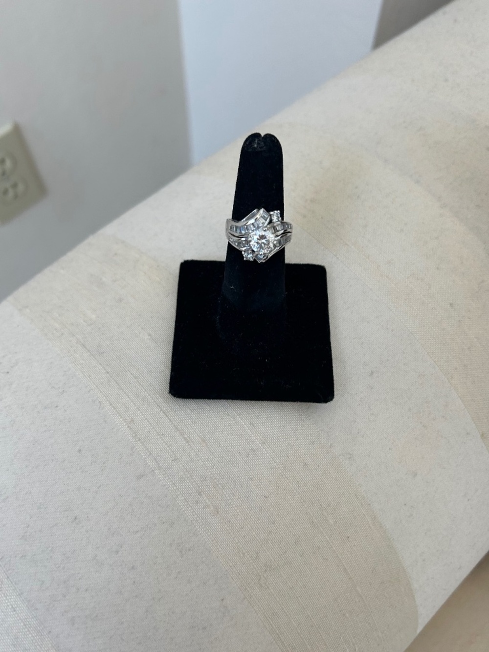 BEAUTIFUL SILVER DIAMOND RING